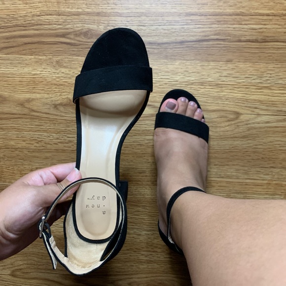 [Sold] Basic Black Sandel Heels - Picture 2 of 5
